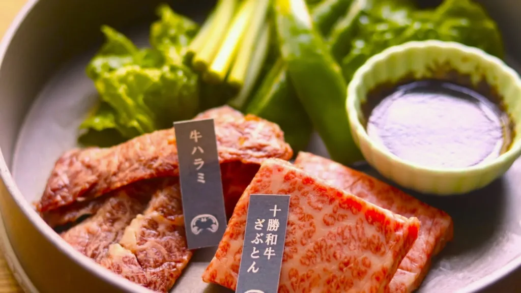今夜はだれにも邪魔されない。お肉とお酒に溺れる宿