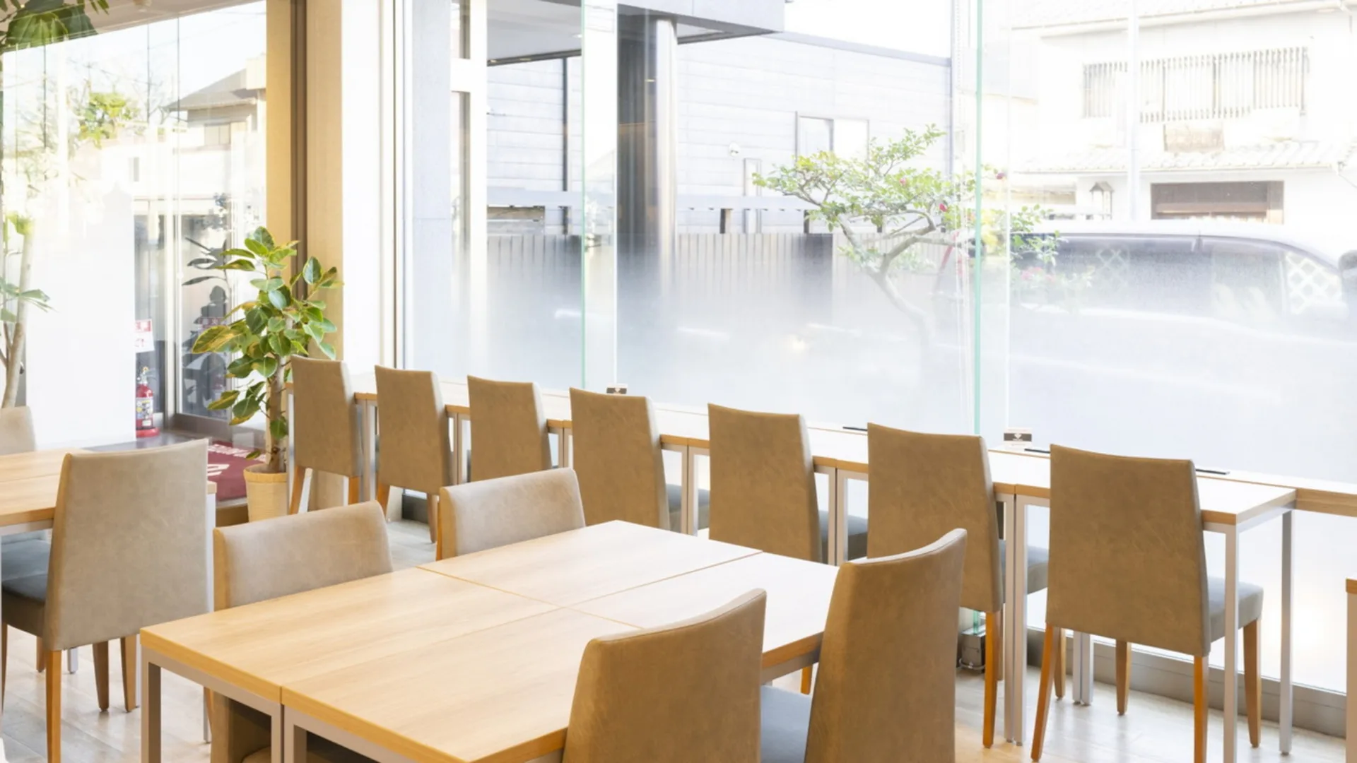 新しい部屋。古い町。