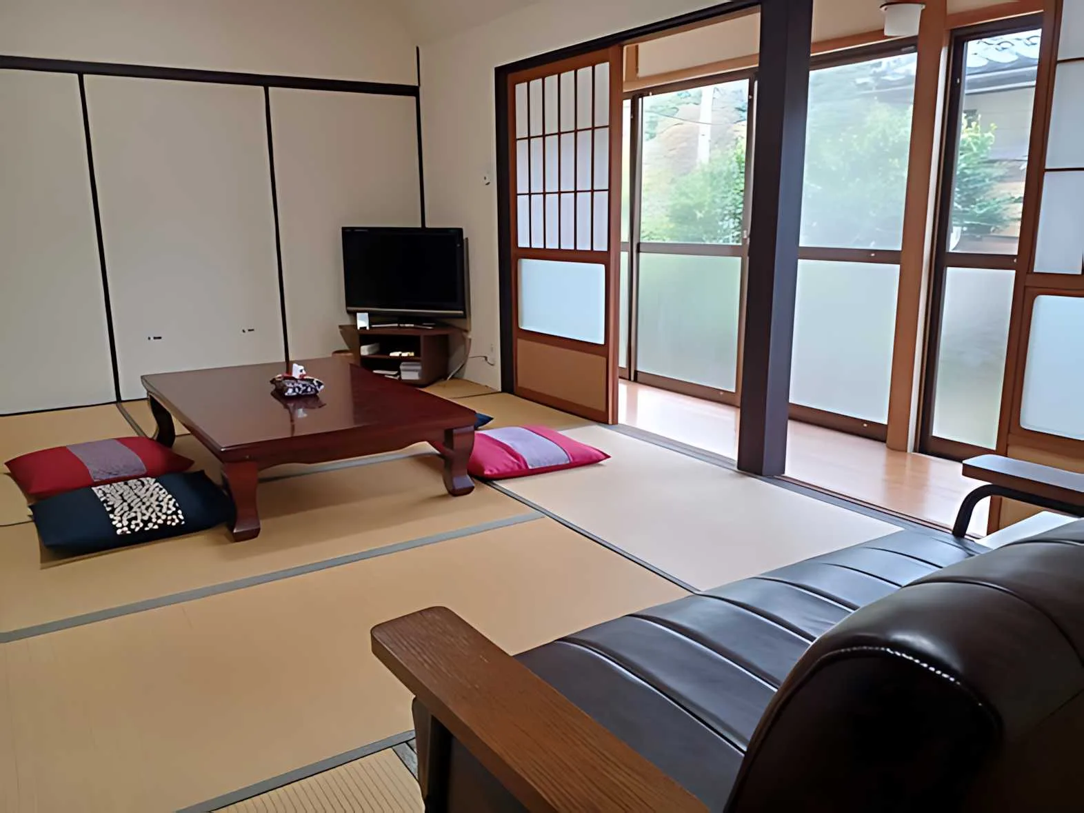 伊根の一軒家、縁側にて。