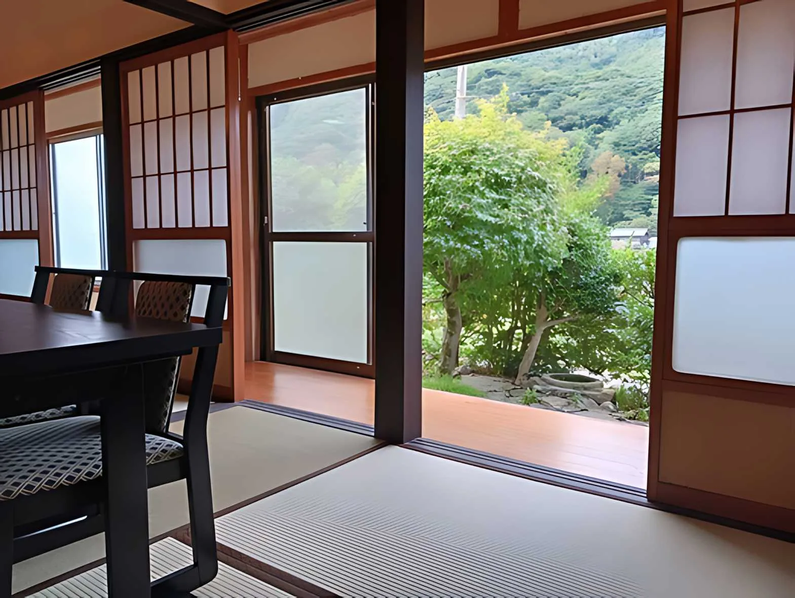 伊根の一軒家、縁側にて。