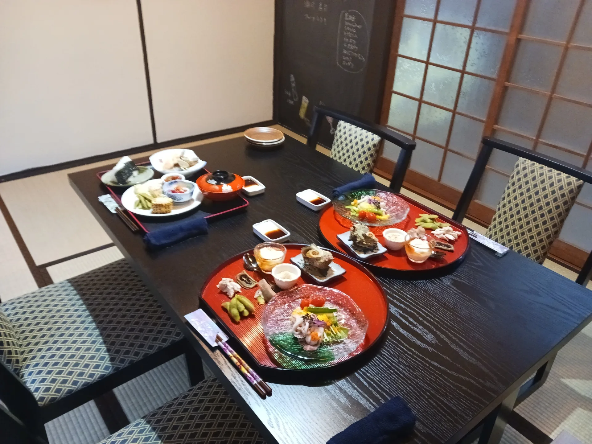 伊根の一軒家、縁側にて。