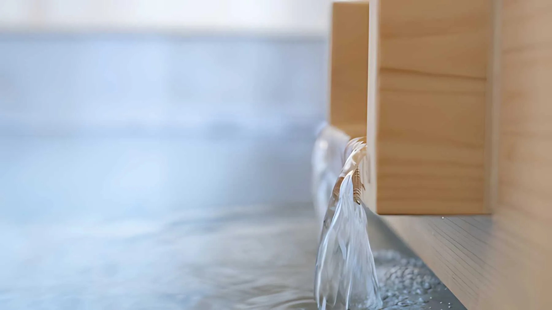 工事中でも、海を望む湯。
