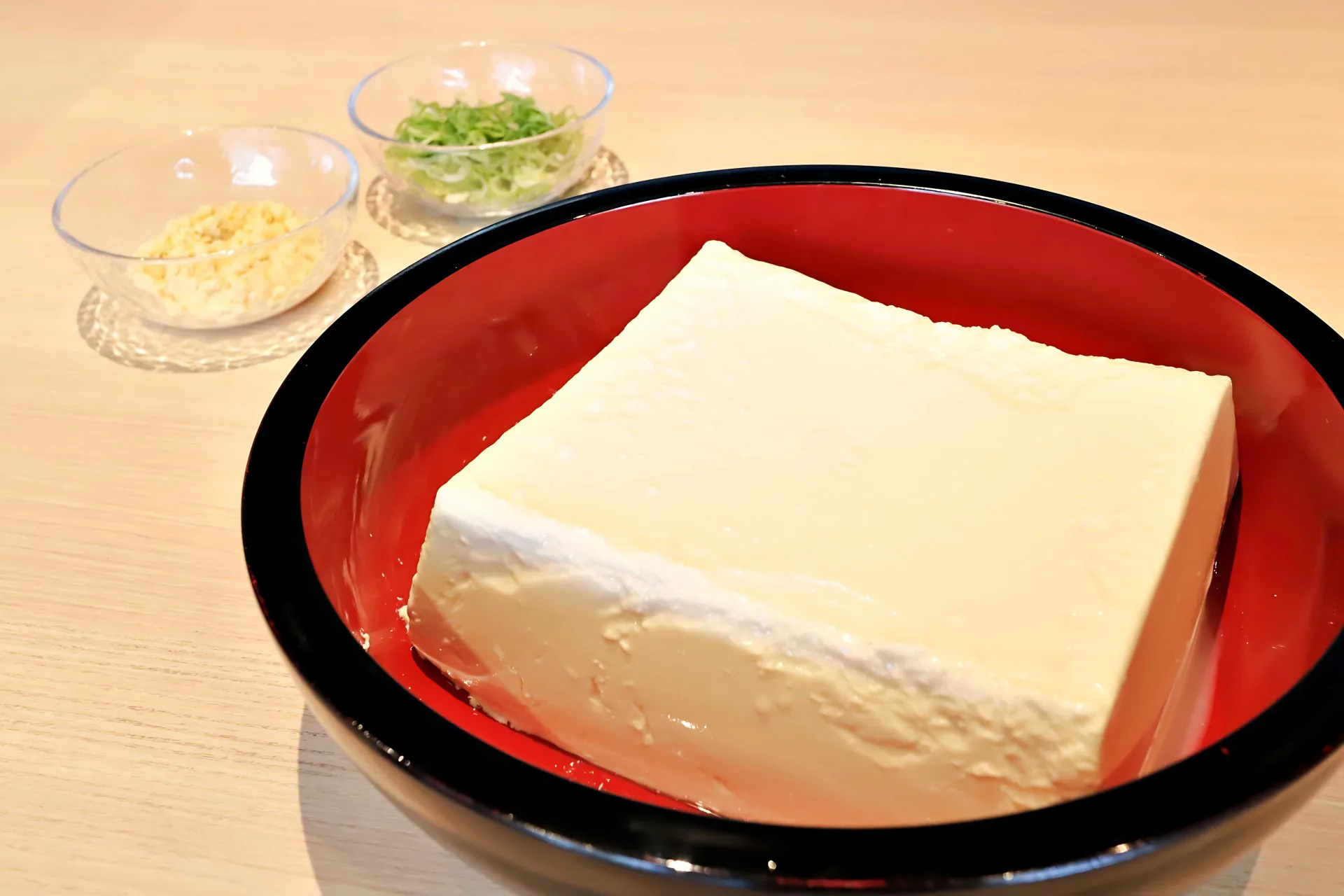 階段の先、軽くなる財布。