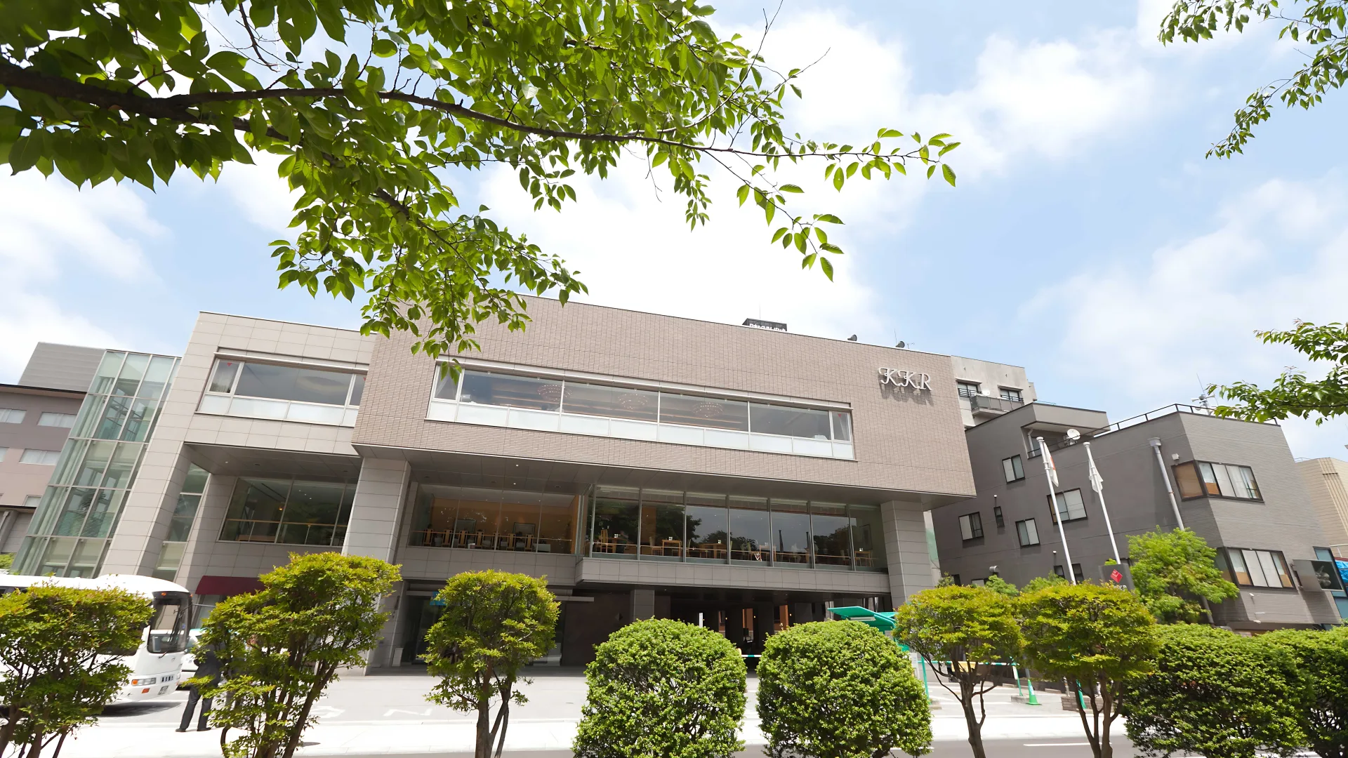 お城の堀前、ひとり整う朝。